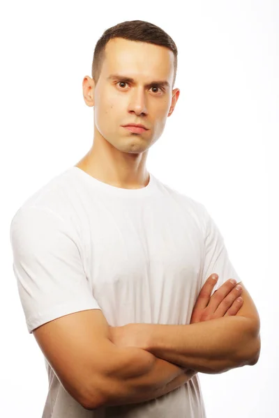ライフスタイルと人々のコンセプト:白いTシャツを着たハンサムな男 — ストック写真