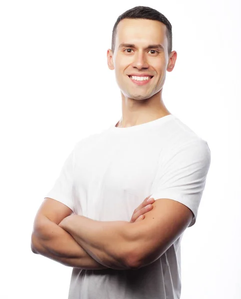 Estilo de vida y el concepto de la gente: hombre guapo con camiseta blanca — Foto de Stock