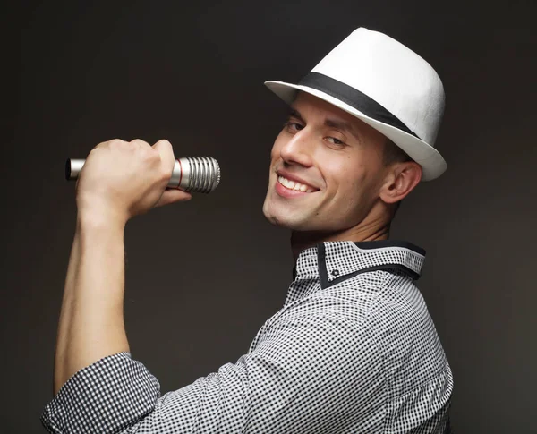 Giovane cantante con microfono — Foto Stock