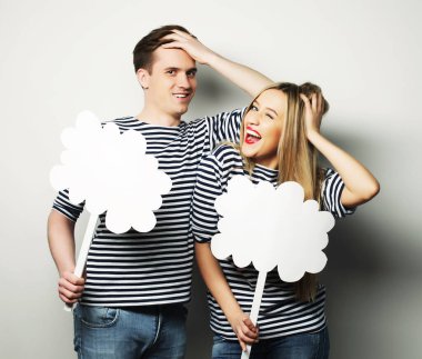 Şehvetli çift ellerinde boş kağıt tutuyorlar..