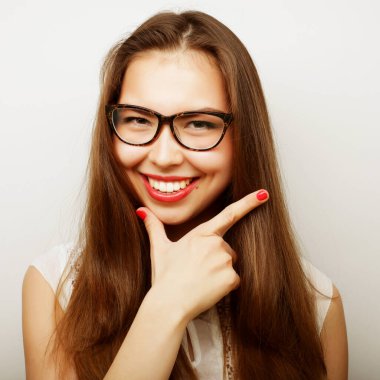 Sakin ve dost canlısı gözlüklü kadın.