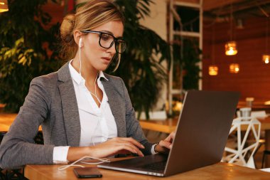 Cafe 'de dizüstü bilgisayar kullanan bir iş adamı. Genç ve güzel bir kız.