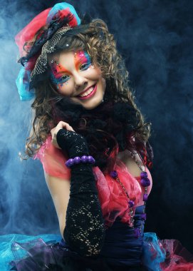 Oyuncak bebek gibi giyinmiş bir kadın resmi. Yaratıcı makyaj. Fantezi d