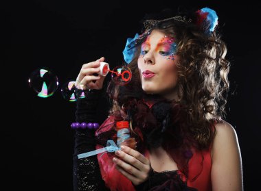 Yaratıcı makyajlı, sabun köpüklü bir manken. Oyuncak bebek.