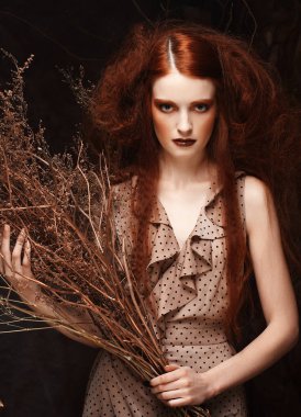 Güzellik ve sanat konsepti: Parlak makyajlı genç bir kadın