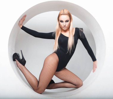 Güzel seksi kadın daire içinde poz veriyor