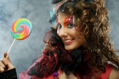 Sanatsal makyajlı güzel bir bayan. Bebek stili.