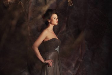 Güzel bir genç kadının portresi.