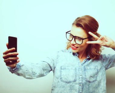 Yaşam tarzı, mutluluk, duygusal ve insan konsepti: Güzel kız