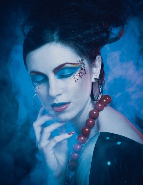 Parlak makyajlı güzel bir kadın.