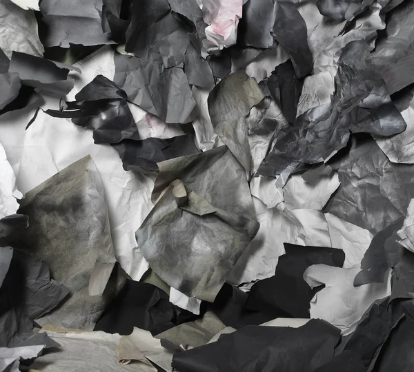 흑백 종이의 찢어진 조각들로 이루어진 단색 배경 — 스톡 사진