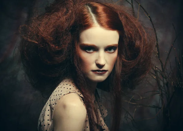 Concepto de belleza y arte: Mujer joven con maquillaje brillante con seco —  Fotos de Stock