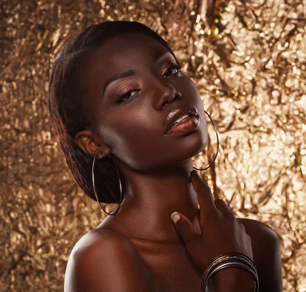 Retrato de sensual joven africana sobre fondo dorado —  Fotos de Stock