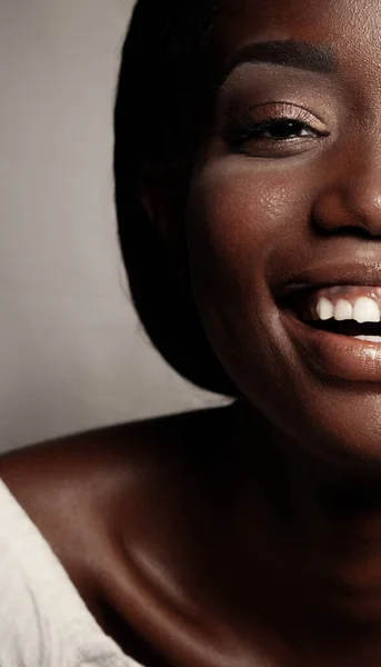 Estilo de vida y el concepto de la gente: Primer plano retrato de la mujer afroamericana confiada riendo —  Fotos de Stock