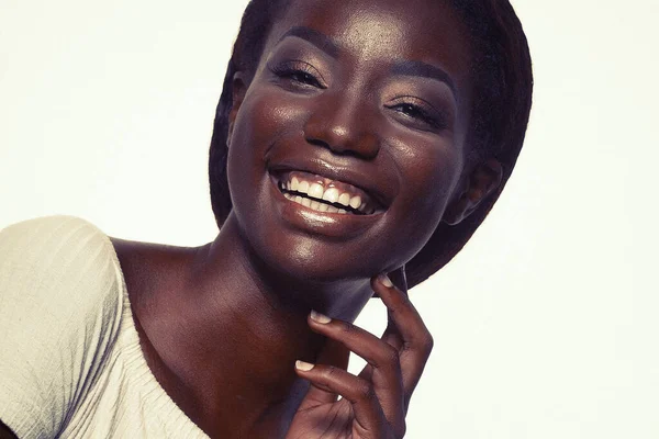 Estilo de vida e conceito de pessoas: Close up retrato de mulher americana africana confiante rindo — Fotografia de Stock