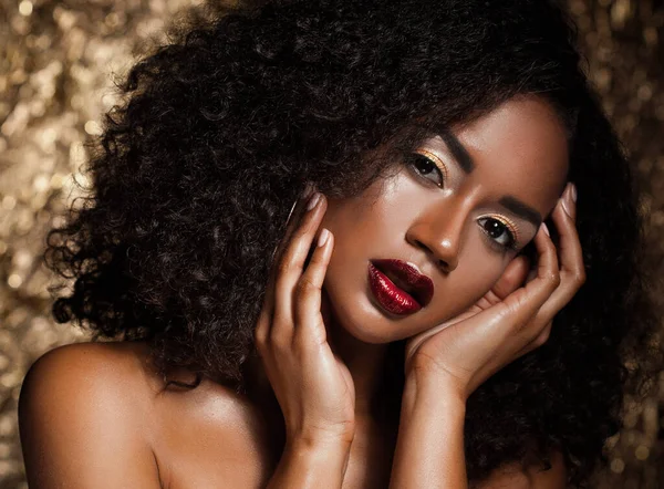 Impressionante Retrato de uma mulher negra afro-americana sobre fundo dourado — Fotografia de Stock