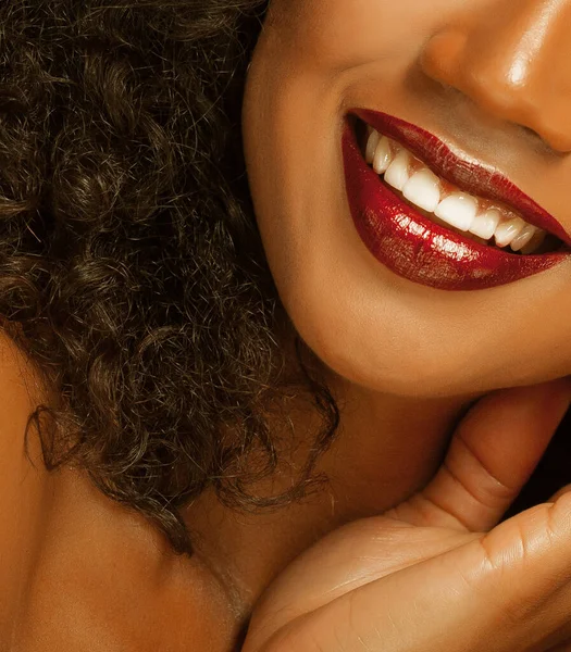 Trucco di moda. Primo piano delle labbra afro-americana giovane donna . — Foto Stock