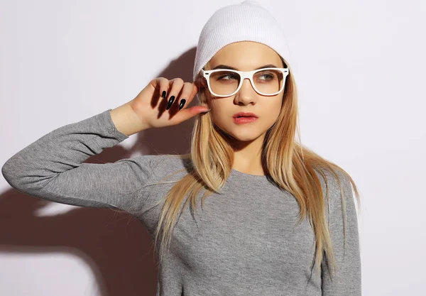 Estilo de vida y concepto de la gente: Joven linda sonrisa chica hipster — Foto de Stock