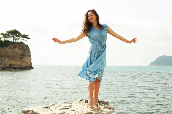 Mujer feliz joven posando cerca del mar, vacaciones de verano —  Fotos de Stock