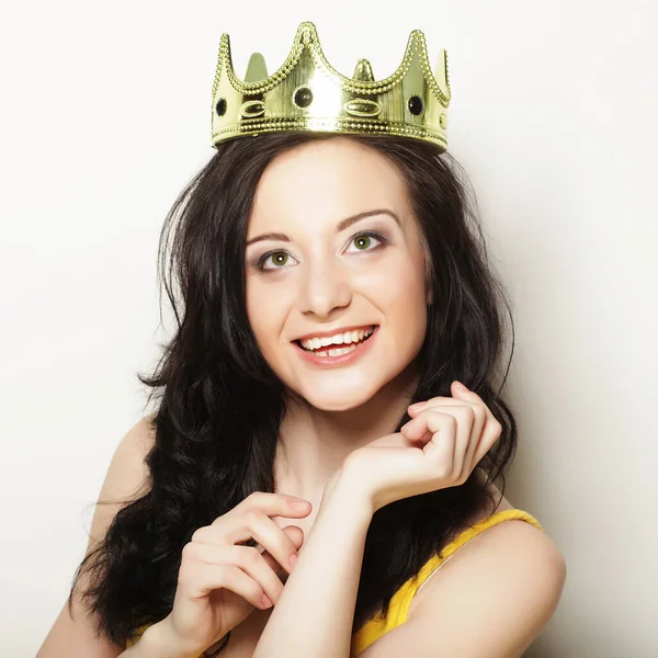 Stile di vita, persone e concetto emotivo: giovane donna in corona — Foto Stock