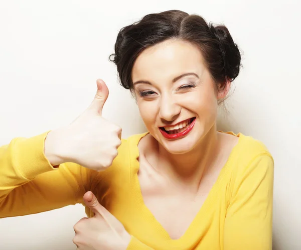 Lifestyle, mensen en emotioneel concept: Happy Woman Showing do — Stockfoto