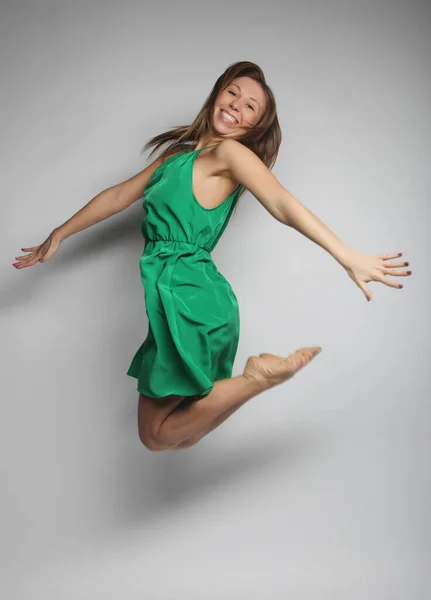 Felicidad, libertad y concepto de la gente - mujer joven sonriente saltar — Foto de Stock