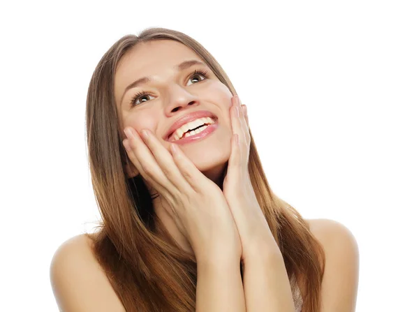 Aantrekkelijke jonge vrouw glimlachen en omhoog kijken — Stockfoto