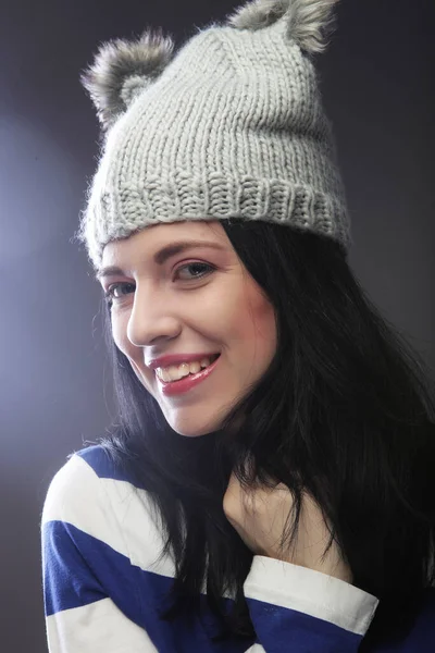 Detail portrét mladé ženy v legračním klobouku — Stock fotografie