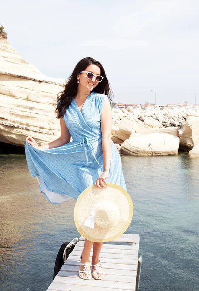 Молода щаслива жінка позує біля моря, літні канікули — стокове фото