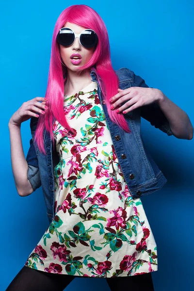 ピンクの髪と大きなサングラスを背景にしたファッションモデル — ストック写真