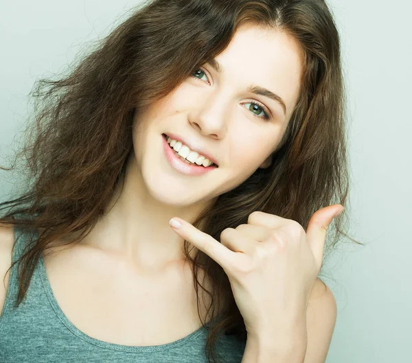 Estilo de vida, moda y concepto de la gente: mujer rizada joven posando en el estudio —  Fotos de Stock