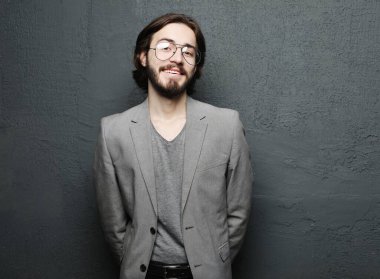 Zarif genç yakışıklı adam. Stüdyo moda portresi.