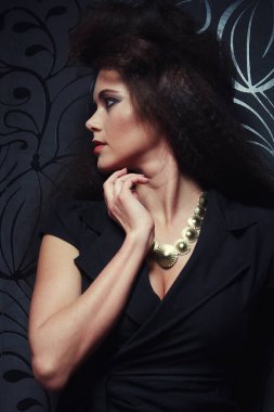 Muhteşem saçı olan güzel bir genç kadın.