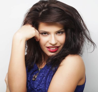 Yaşam tarzı ve insan konsepti: rahat giyinen güzel kadın