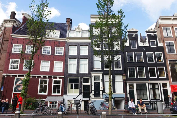 Canaux d'Amsterdam et maisons typiques avec ciel clair de printemps — Photo