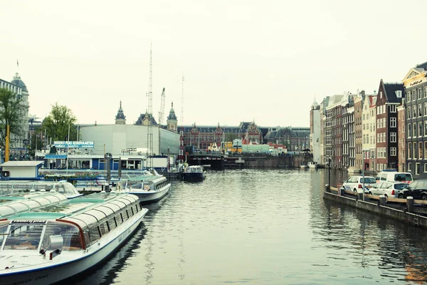 Amsterdam canals and typical houses — Stock Photo, Image