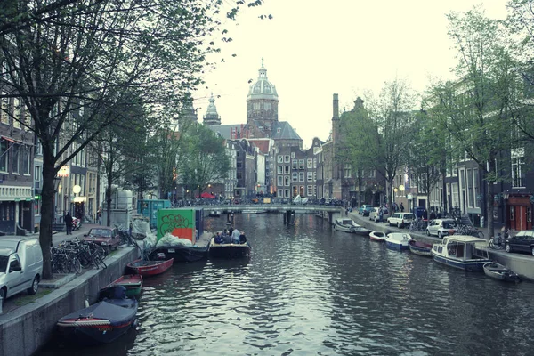 Amsterdam kanály a typické domy — Stock fotografie