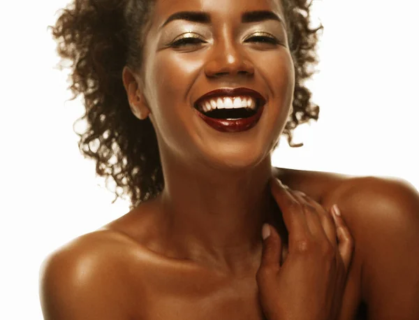 Estilo de vida y el concepto de la gente: Retrato de una hermosa joven africana sonriendo . —  Fotos de Stock