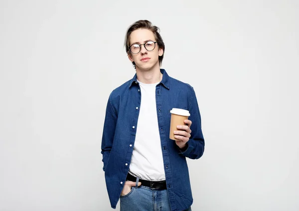 男人站在与外卖咖啡，快乐无忧无虑的帅哥在眼镜孤立的白色背景 — 图库照片
