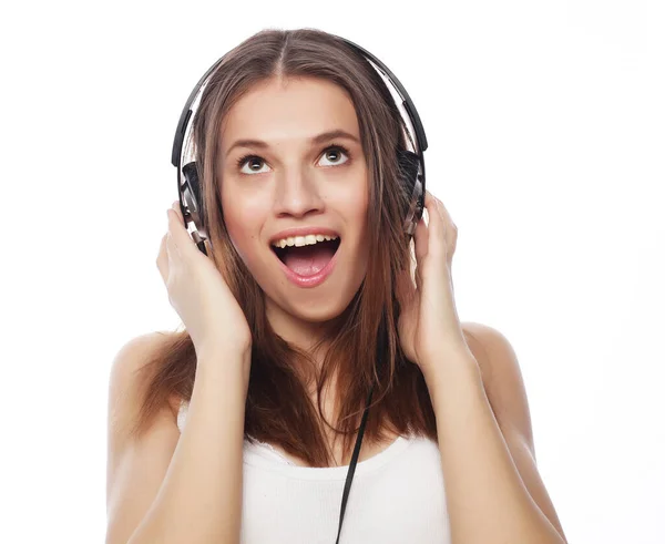 Mujer joven escuchando música. Feliz y auriculares . — Foto de Stock