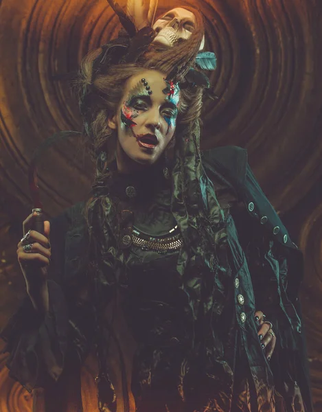 Jeune faucille sorcière. Maquillage lumineux, crâne, fumée thème Halloween . — Photo