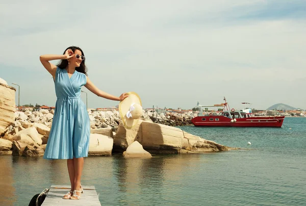 Jovem mulher feliz posando perto do mar, férias de verão — Fotografia de Stock