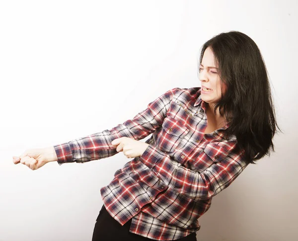 Mulher vestindo roupas casuais, posando no fundo branco — Fotografia de Stock