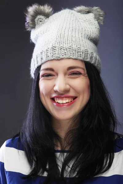 Close up retrato de jovem mulher usando chapéu engraçado — Fotografia de Stock