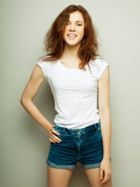 Yaşam tarzı ve insanların konsepti: Genç tatlı, gülümseyen kıvırcık kız