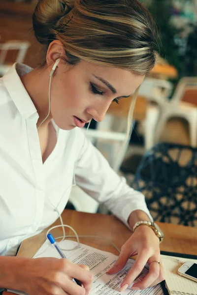 Concepto de empresa y personas: mujer de negocios que firma un contrato — Foto de Stock