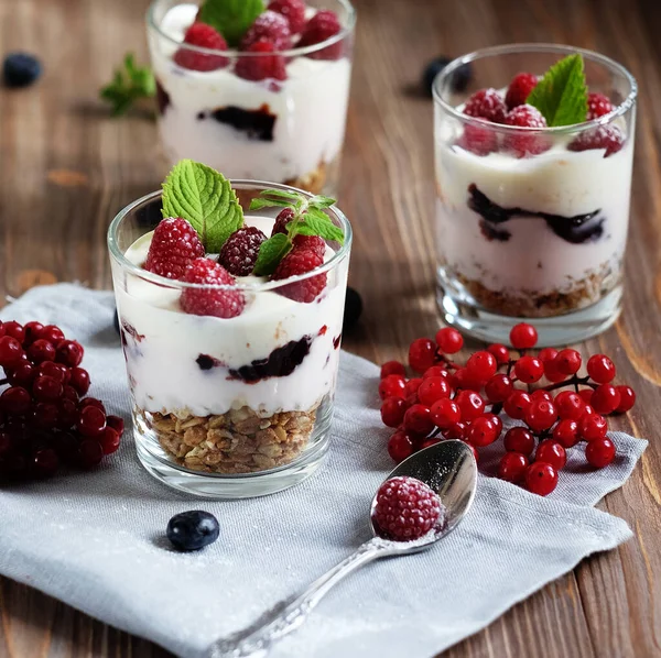 Café da manhã saudável com iogurte e granola. Vista superior . — Fotografia de Stock