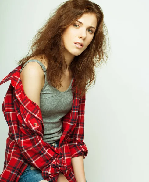 Estilo de vida, moda y concepto de la gente: mujer rizada joven posando en el estudio — Foto de Stock