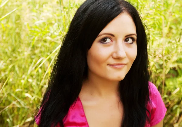 Young woman outdoor in the grass in summertime — Stock Photo, Image