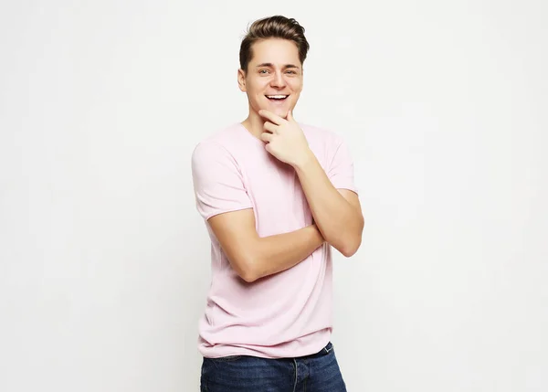 Joven hombre guapo, con camisa rosa . — Foto de Stock